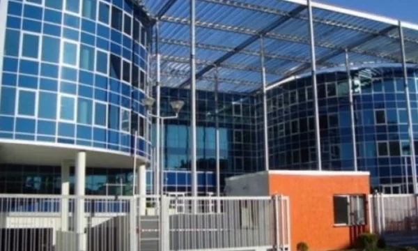 GJKKO приговаривает обвиняемого в торговле наркотиками к 8 годам лишения свободы.webp