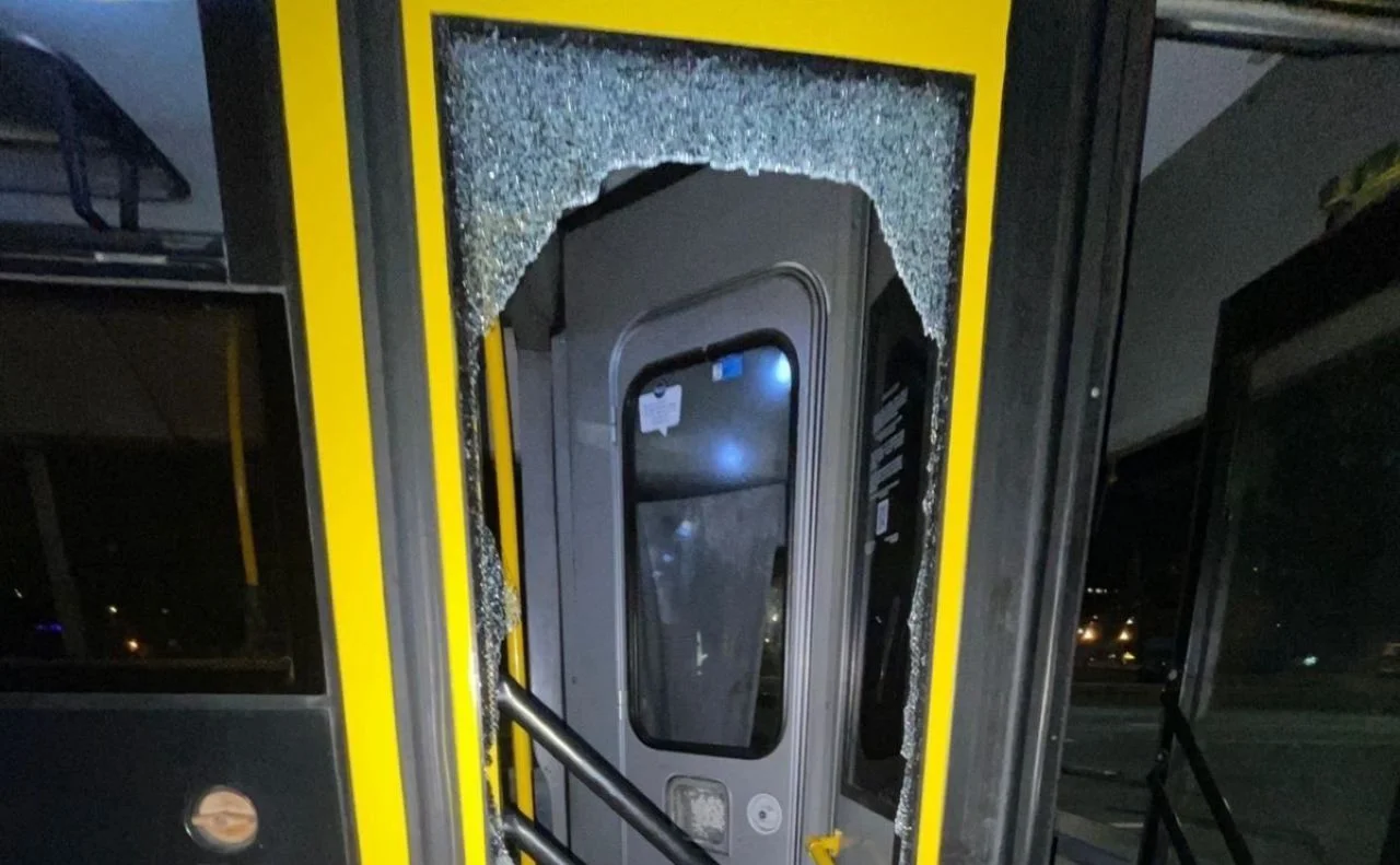 Перекрив дорогу та розбив скло автобуса киянина засудили за хуліганство.webp