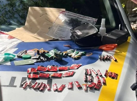 У криворожан нашли более 50 свертков с веществами наркотического происхождения.webp