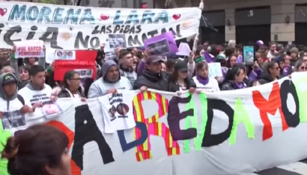 В Аргентине тысячи людей вышли на улицы - требуют наказать убийц трех молодых женщин.webp