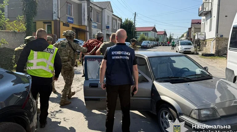 В Кременце задержали преступную группу, которая выращивала и сбывала наркотики.webp